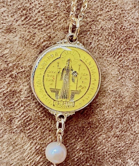 聖ベネディクトのメダイペンダント（大）Yellow & Pearl & Cross