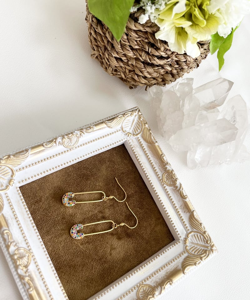 Safety pin unity shop