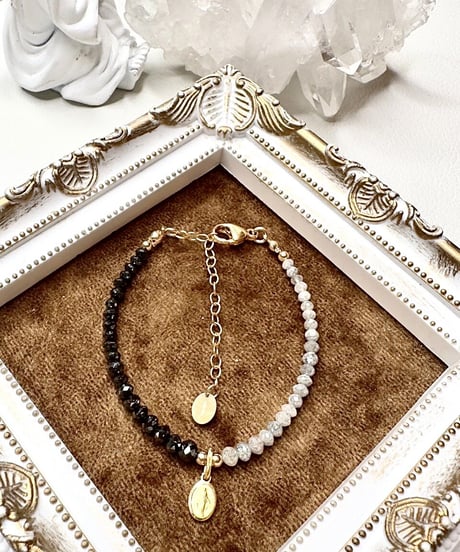 White Diamond × Black Diamond Faceted Round Gemstone