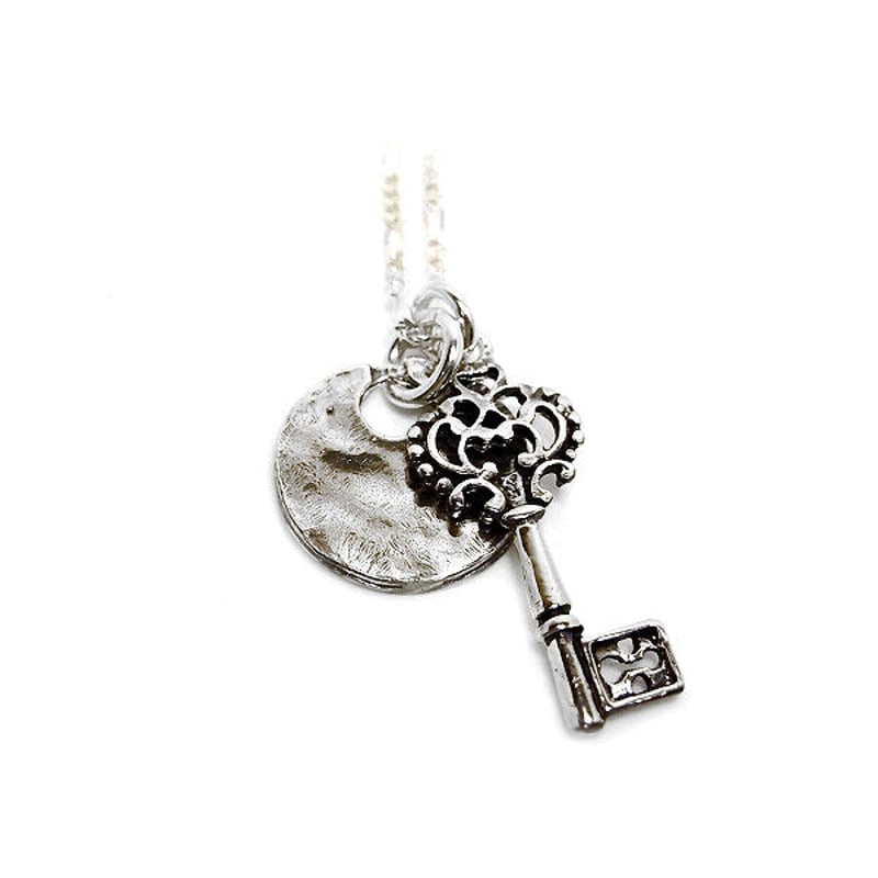 アンティーク調シルバーネックレス｜カギ・プレート | AMBRACE