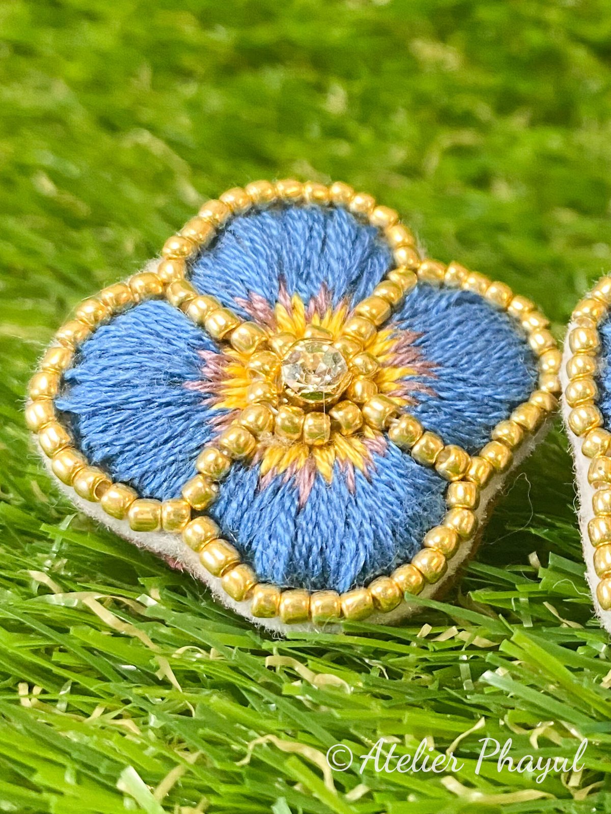 【受注製作】チベットの青いケシの花 刺繍ピアス／イヤリング