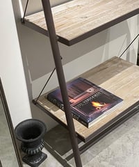 ラダー（階段）タイプのディスプレイ棚