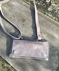 パリ発、beunperfect　ショルダーストラップ付きレザーウォレット