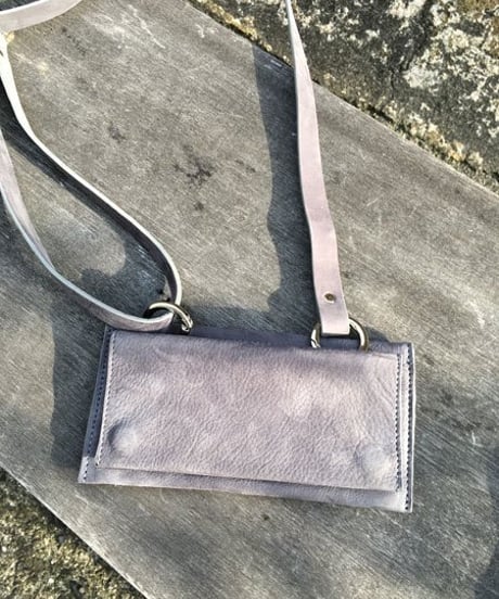 パリ発、beunperfect　ショルダーストラップ付きレザーウォレット