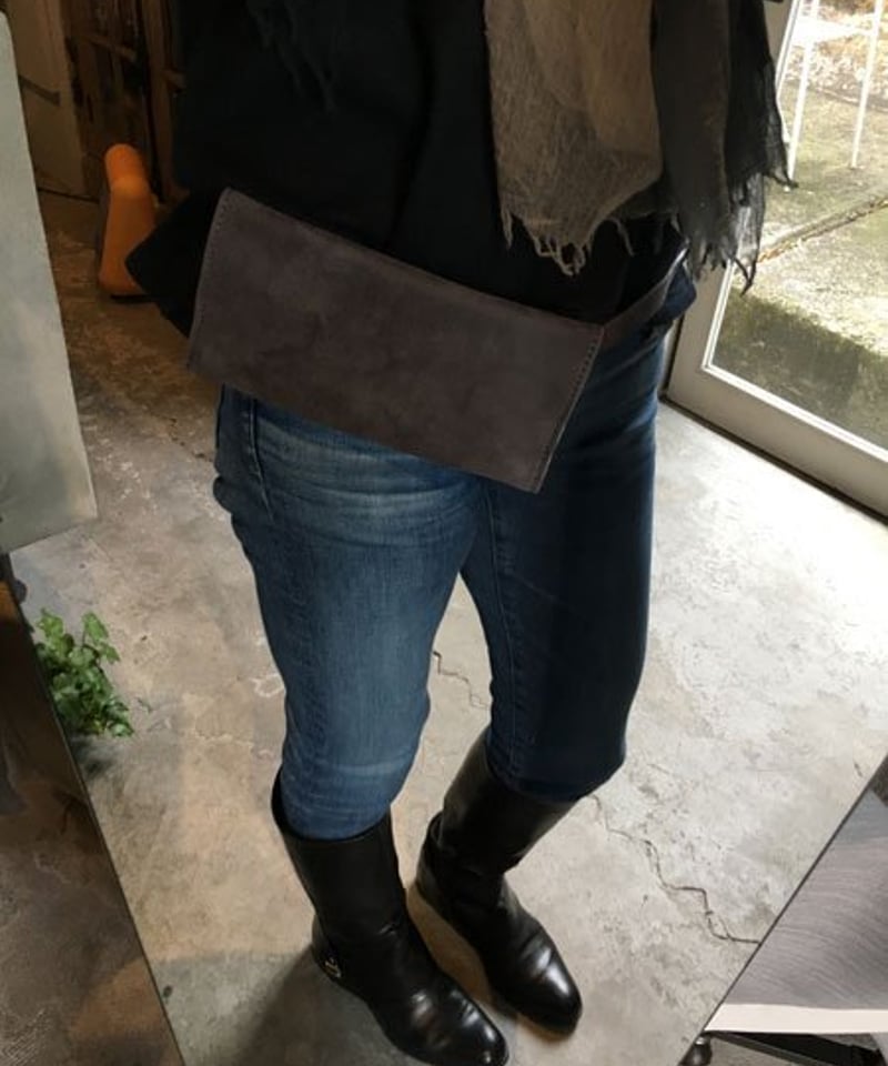 パリ発、beunperfect ショルダーストラップ付きレザーウォレット