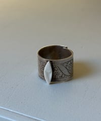 パリ発、ヨレーヌ・ジレ　ポルセレン　シルバーリング　ペタル