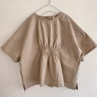 フーコ　シャーリングブラウス_ベージュ×ネイビーチェック