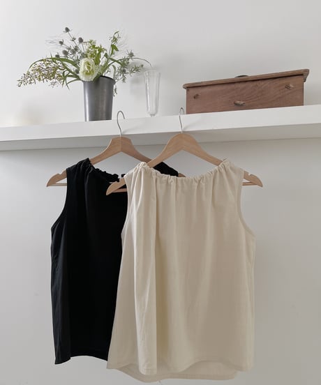 neck gather sleeveless blouse