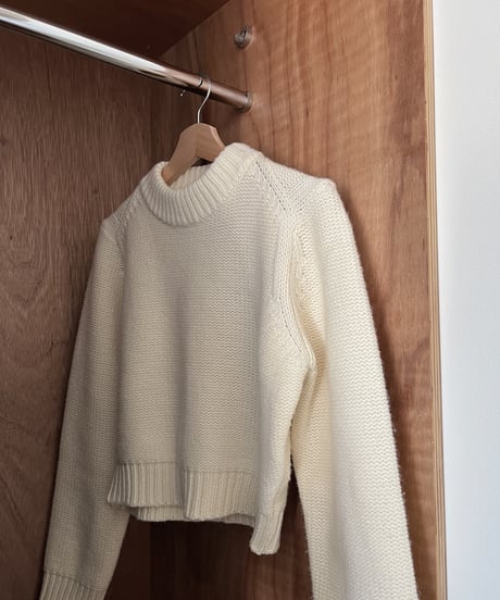 wool short length sweater