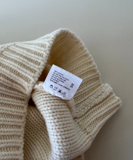 wool short length sweater