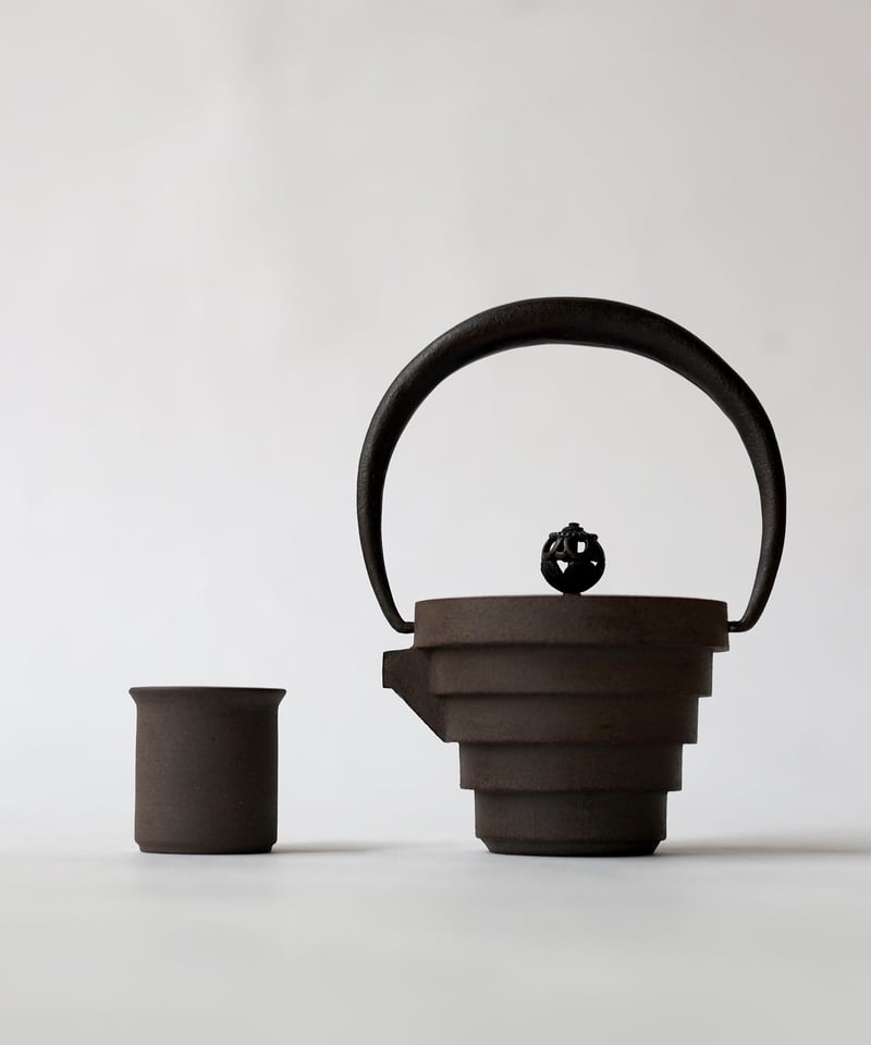黒い鋳鉄製鉄瓶 楽天市場】【全商品☆ポイント3倍】鉄瓶 岩鋳 IH対応 18型平丸