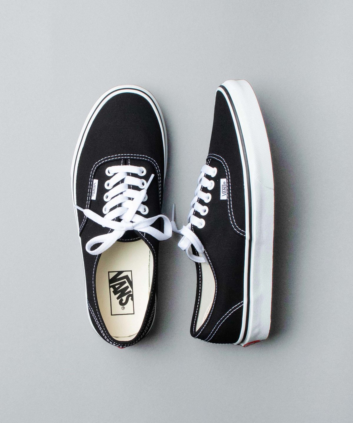 Vans authentic hotsell black white classic