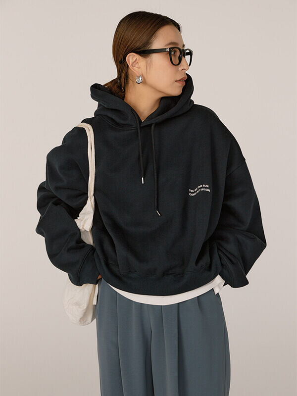 【完売】クレドナ　フーディ　ロゴ入りパーカー　アイボリー