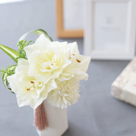 アマリリスとマムのお供え花 ＜仏花M＞ そのまま飾れる普通サイズの 枯れないお供え花