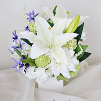 ユリとマムのお供え花（陶器）＜セミオーダー品＞