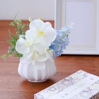胡蝶蘭とライラックのお供え花 ＜ミニ仏花＞ そのまま飾れる手のひらサイズの 枯れないお供え花