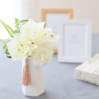 アマリリスとマムのお供え花 ＜仏花M＞ そのまま飾れる普通サイズの 枯れないお供え花