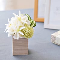 ネリネとマムのお供え花 ＜ミニ仏花＞ そのまま飾れる手のひらサイズの 枯れないお供え花