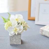ファレノとかすみ草のお供え花 ＜ミニ仏花＞ そのまま飾れる手のひらサイズの 枯れないお供え花