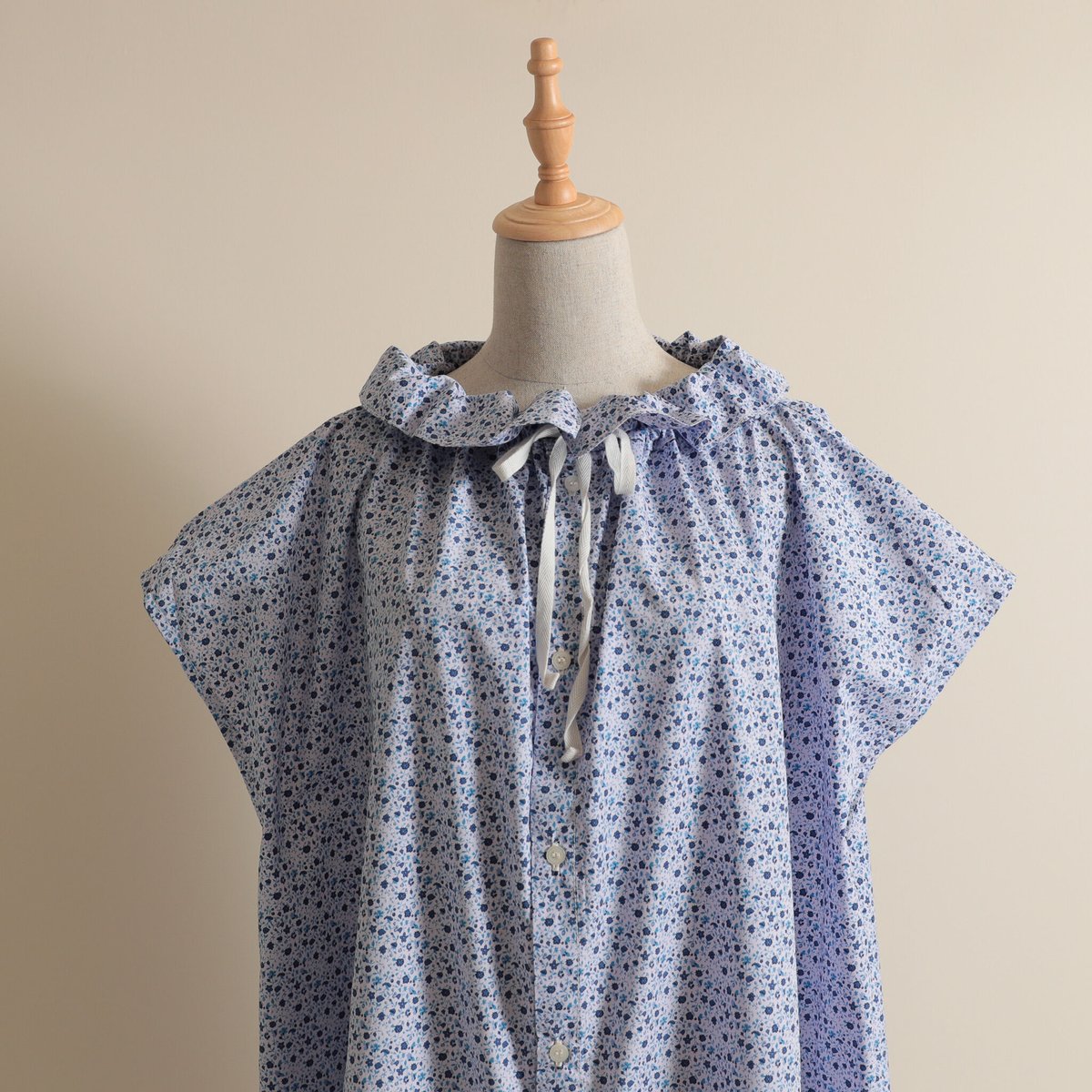 Yarmo ラッフルカラースモックドレス（グリーン）小花柄 Yarmo］ラッフルカラースモックドレス / ピンク | M AND T PRODUCT