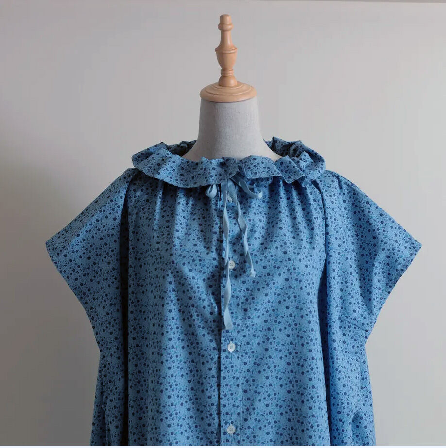 Yarmo ラッフルカラースモックドレス（グリーン）小花柄 Yarmo］ラッフルカラースモックドレス / ブルー | M AND T PRODUCT