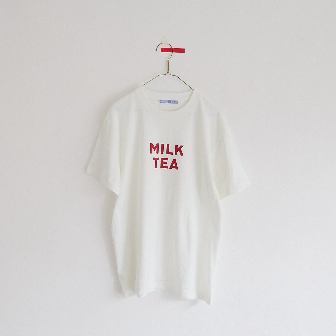 R&D.M.Co-(オールドマンテーラー)　MILK TEA Tシャツ　Lサイズ R&D.M.Co-］ MILK TEA Tシャツ / ホワイト | M AND T PRODUCT