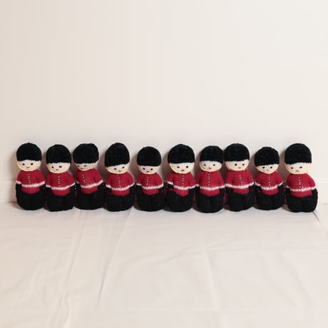 ［tsumugi knits］衛兵の編み人形