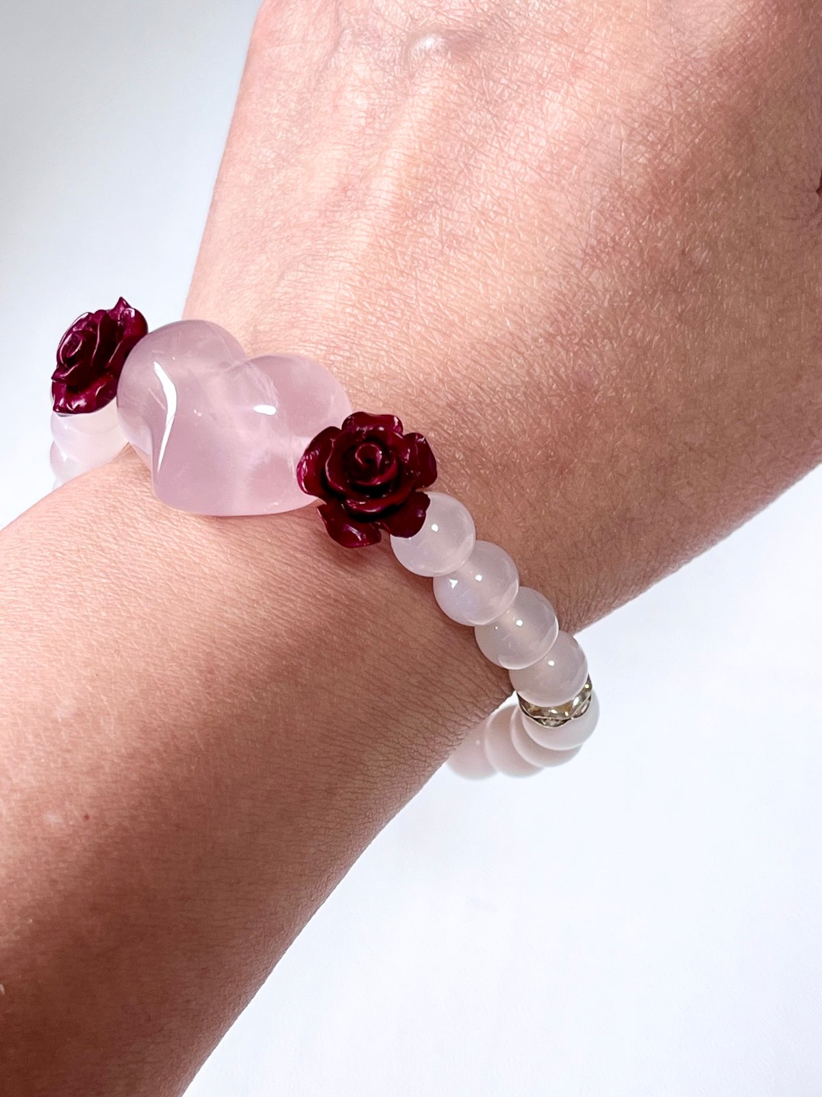 薔薇モチーフ　デザインブレス ぷっくりハートと真っ赤な薔薇のデザインブレスレット | ハンドメイド