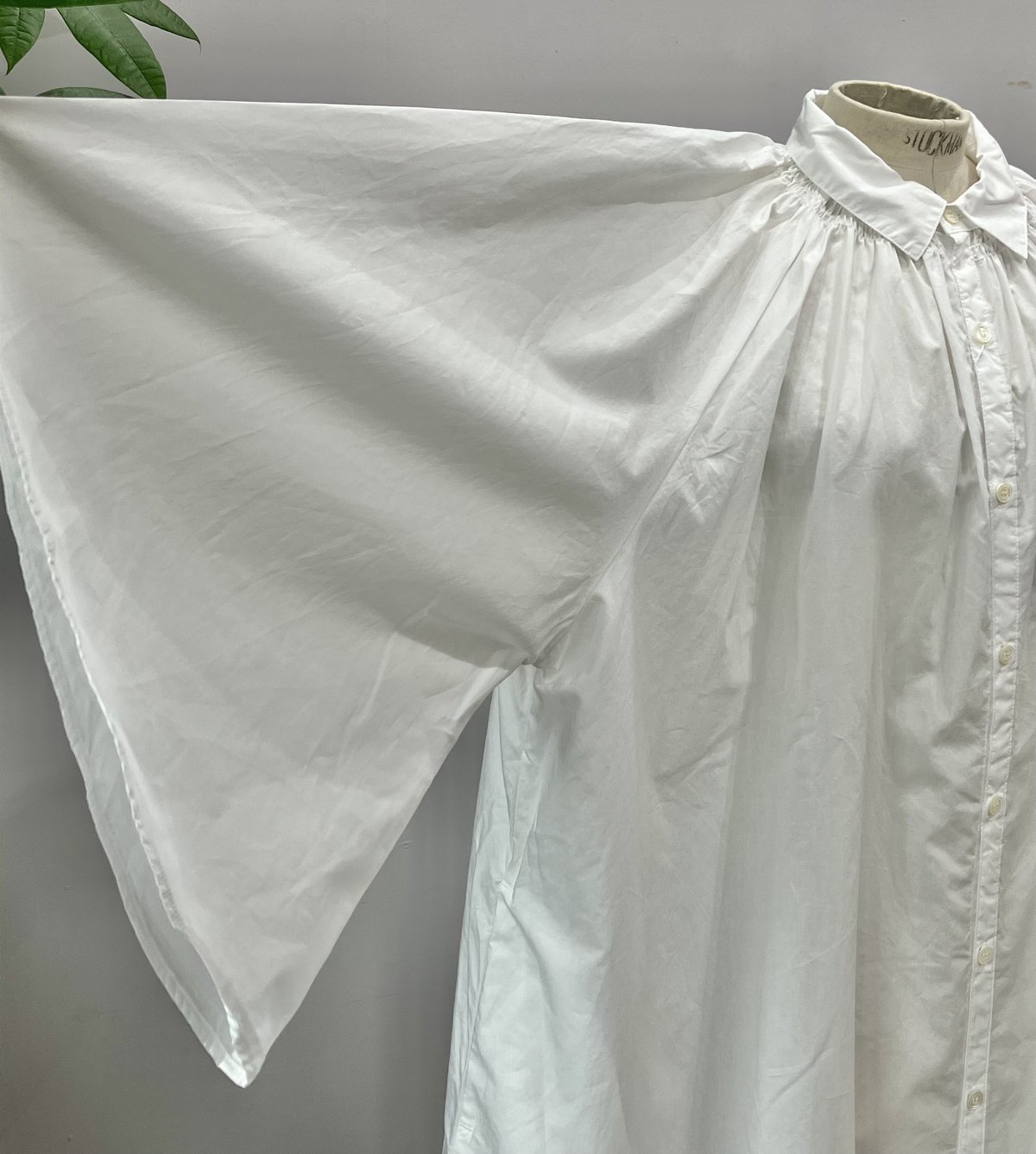 Universal tissu タイプライター　ギャザーシャツワンピース UNIVERSAL TISSU ナチュラルタイプライターギャザーフレアシャツ