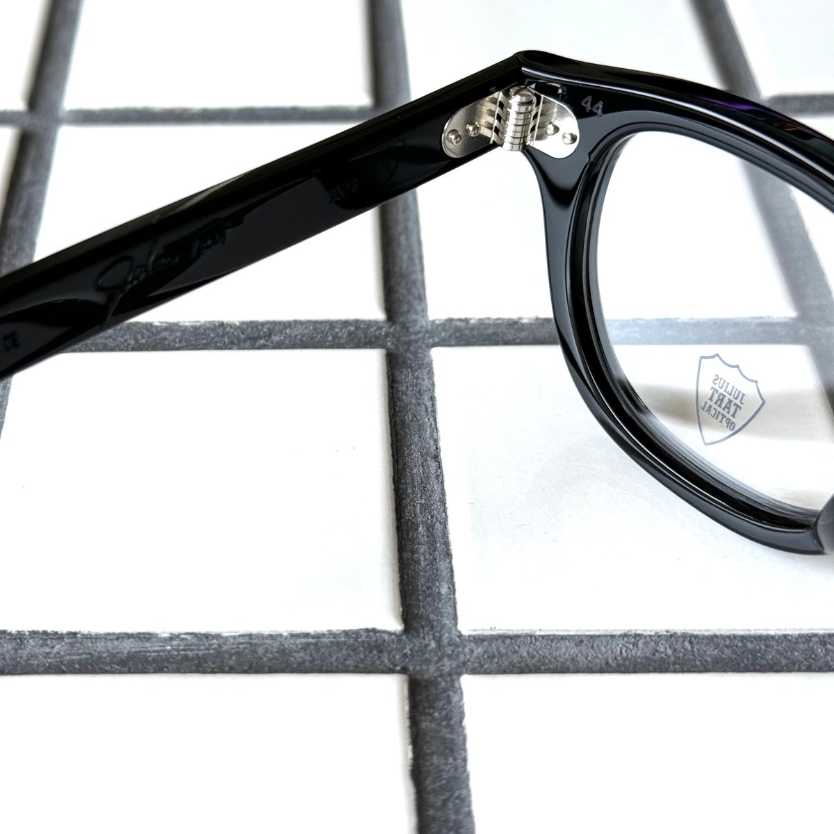 JULIUS TART OPTICAL/AR/44-22/Black | Eureka op