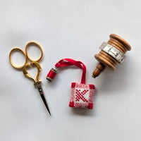 チャーム付きミニミニピンクッション＆メジャー＆ハサミ　KAー51