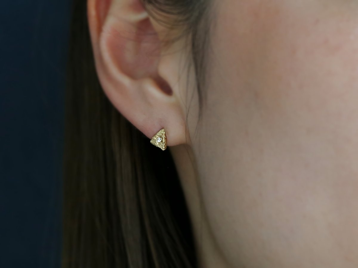 K18 トライアングルピアス | Lovignette Online Shop