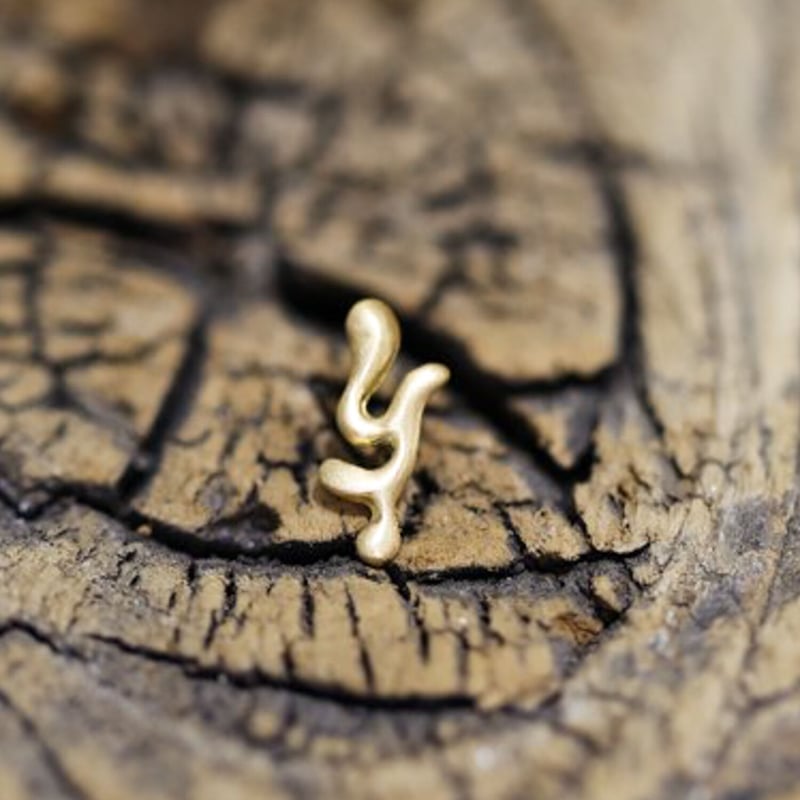 イニシャル ピアス 【y】 K18 | Lovignette Online Shop
