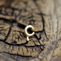イニシャル ピアス 【c】 K18