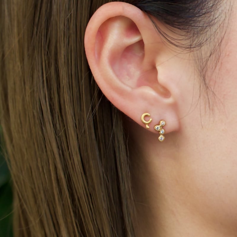 イニシャル ピアス 【c】 K18 | Lovignette Online Shop