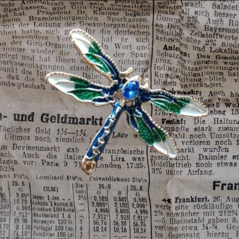 トンボ 縁起物 ブローチ 蜻蛉 昆虫 とんぼ ライトストーン ゴールド