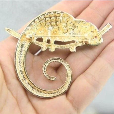 カメレオン　ブローチ  大きい　かわいい 華やか　爬虫類　お祝い　とかげ　ビッグ　派手　化身　ゆったり　大物　枝付き　金属　似合う