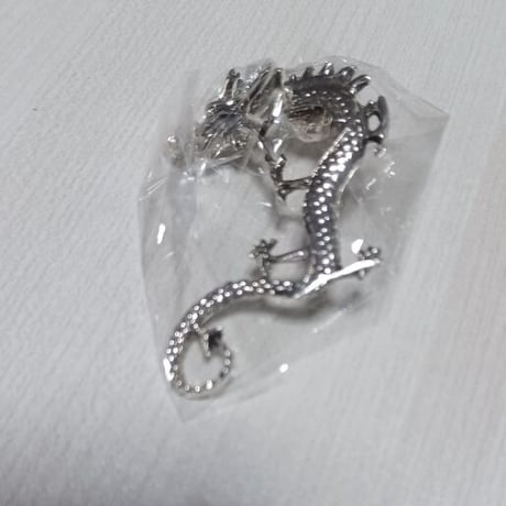 イヤーカフ　ドラゴン 龍 シルバー 銀色 穴をあけない ノンホールピアス