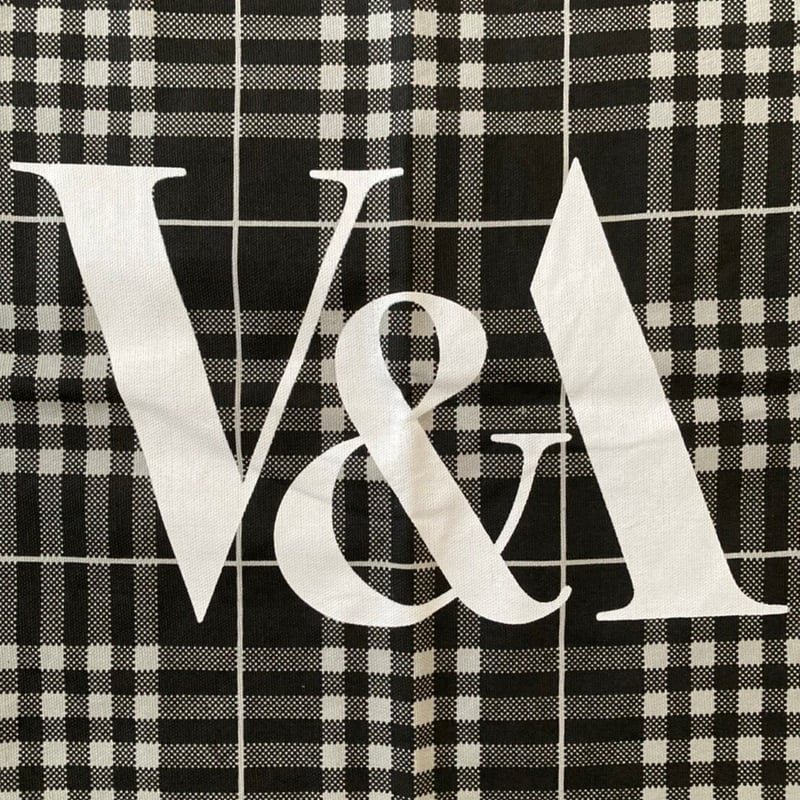 【V&A】tote bag ロゴ トートバッグ V&A博物館限定】タータンチェック柄トートバッグ(黒×グレー