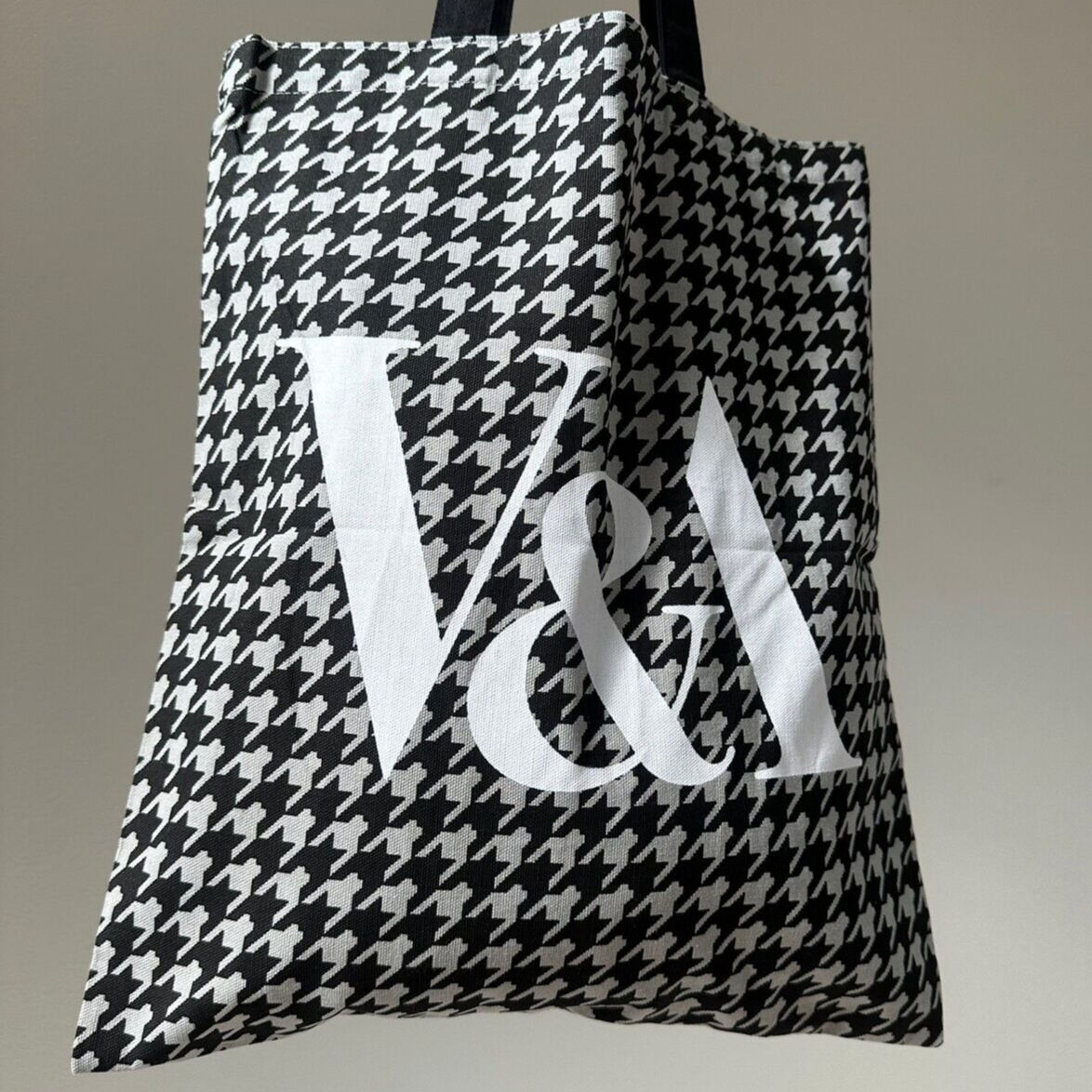 ★日本未入荷 英国【V&A】千鳥格子 ロゴ トートバッグ V&A博物館限定】千鳥格子トートバッグ(黒×グレー) / V&A
