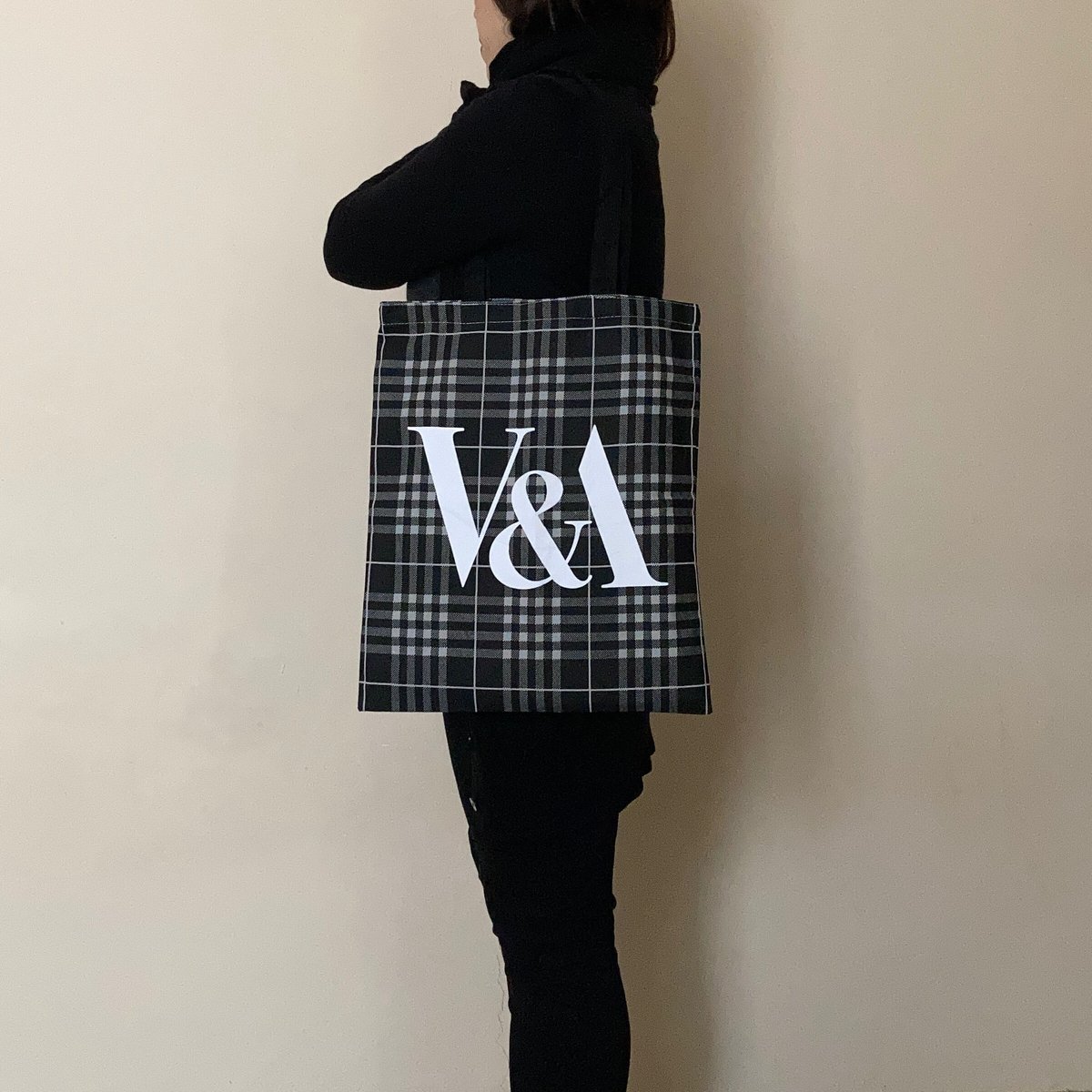 ★日本未入荷 英国【V&A】タータンチェック ロゴ トートバッグ V&A博物館限定】タータンチェック柄トートバッグ(黒×グレー