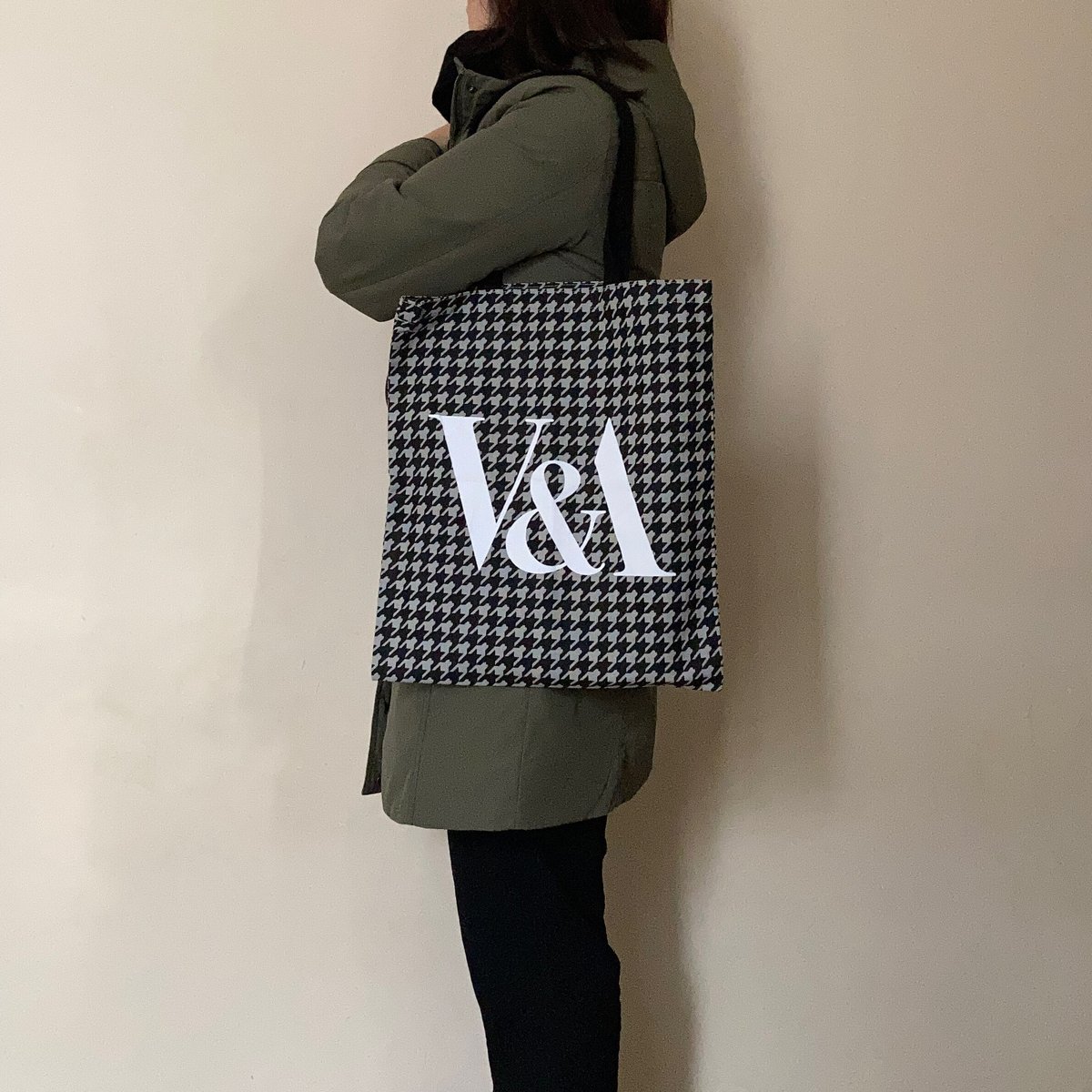 ★日本未入荷 英国【V&A】タータンチェック ロゴ トートバッグ fit=scale-down,w=1200