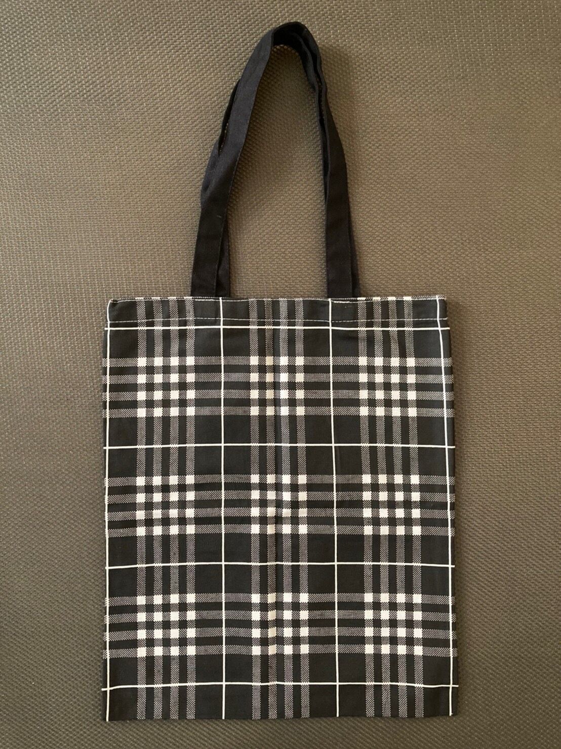 ★日本未入荷 英国【V&A】タータンチェック ロゴ トートバッグ V&A博物館限定】タータンチェック柄トートバッグ（黒×グレー
