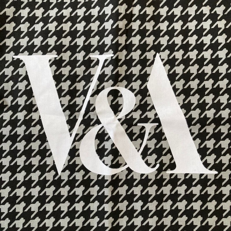 【V&A】tote bag ロゴ トートバッグ V&A博物館限定】千鳥格子トートバッグ(黒×グレー) / V&A