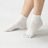 5 toe socks knitted with Collagen processed yarn