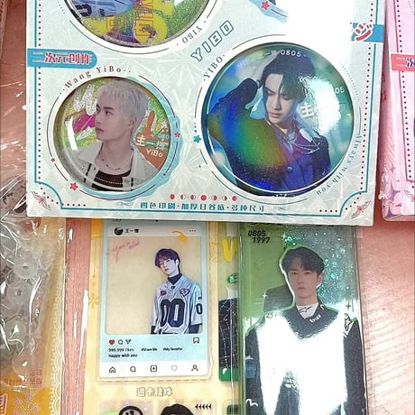 王一博（ワン・イーボー）王一博グッズセット9点新品未開封透カード4缶バッジ4流砂チケ