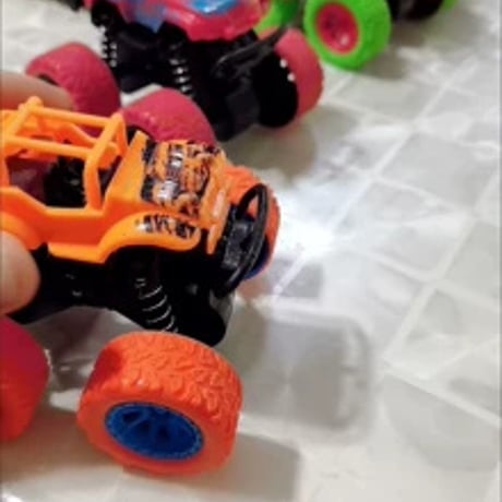 4歳からの四駆慣性オフロードカー特価2台セット子供おもちゃ耐衝撃車両