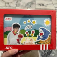 KFC孫穎莎コラボ?持熱愛ギフトボックス マグネット2（莎莎款・サメ款）・シール1セット