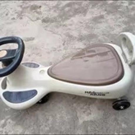 子供用大型乗用玩具 ツイストカー 1-8歳 大人も乗れる 牽引ロープ付き 安全万向輪付き