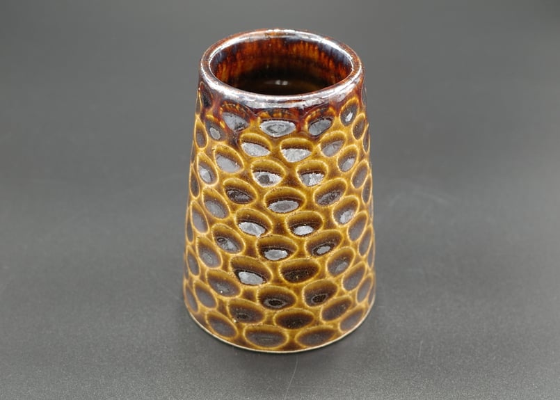 谷島 潤】 15-4 鉄釉彫紋花入 | ヒジノワ オンライン マーケット